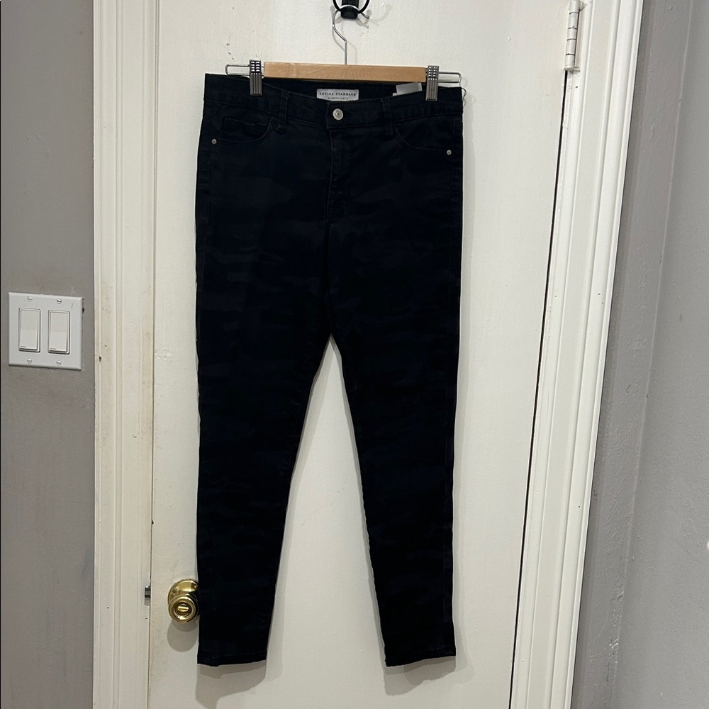 Women camouflage jeans.  Social standard by Sanctuary Size 4 -pre owned - good